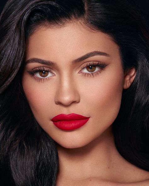 Kylie Jenner Face, Maquillage Kylie Jenner, Bombshell Makeup, Simple Wedding Makeup, Red Lips Makeup Look, Natural Smokey Eye, Kylie Makeup, Perfect Red Lips, Jenner Makeup