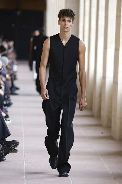 Givenchy Menswear Spring Summer 2024 Paris – NOWFASHION Givenchy Menswear, Aesthetic Male Outfits, Menswear Summer, High Fashion Looks, Spring Summer 2024, Mens Fashion Summer, Large Fashion, Summer 2024, Runway Fashion