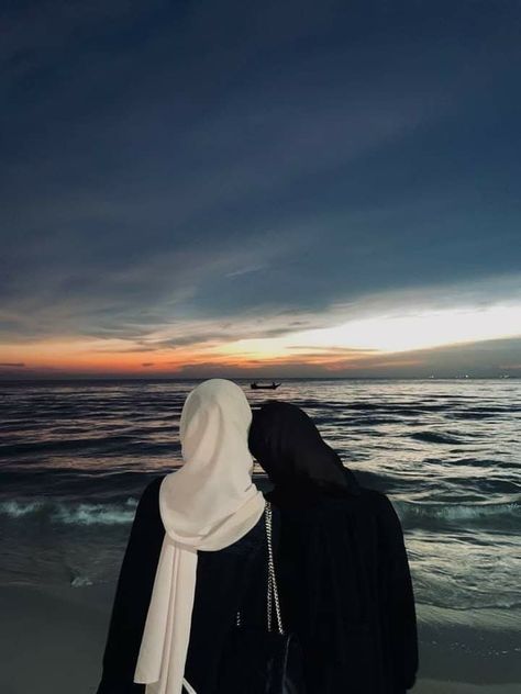 Hijabi Girl Aesthetic, Niqabi Girl, Fesyen Islam, Muslimah Photography, Sisters Photoshoot Poses, Muslimah Style, Black Hijab, Grunge Pictures, Girls Hijab