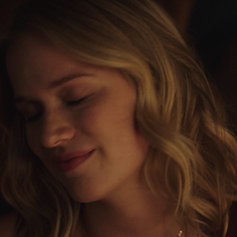 Elizabeth Lail as Guinevere Beck in You (2018)