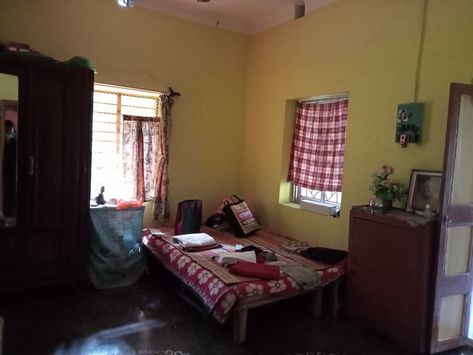 Indian Middle Class Bedroom, Lower Class Homes, Poor House Interior, Small American House, Poor Bedroom, 90s House Decor, Poor Room, Old Italian House, Italian Apartment