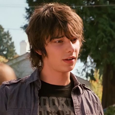 rodrick, rodrick heffley, diary of a wimpy kid, devon bostick Rodrick Heffley Haircut, Rodrick Heffley, Devon Bostick, Diary Of A Wimpy, Diary Of A Wimpy Kid, Wimpy Kid, Ideal Boyfriend, Emo Guys, Movie Fashion