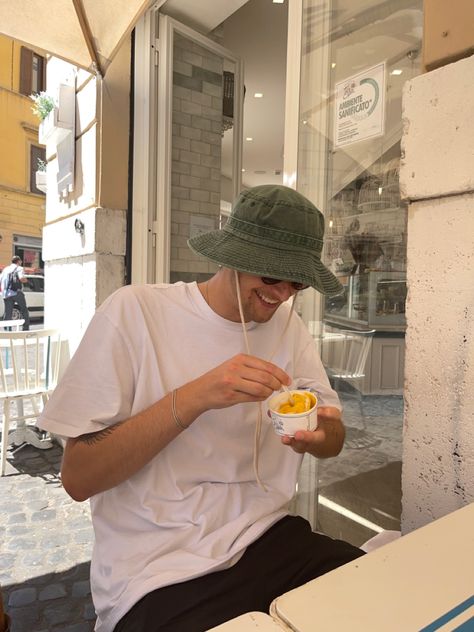 Men Beach Style, Beach Style Men, Bucket Hat Outfit Ideas, Jacquemus Bucket Hat, Photo Ideas Men, Hat Outfit Ideas, Style Of Men, Men Bucket Hat, Bucket Hat Aesthetic