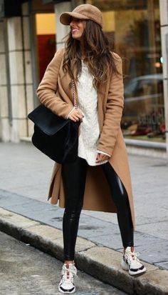 Cali Fall Outfits Street Styles, Pee Coat Outfits Women, Classy Sporty Outfits Summer, Tan Yankees Hat Outfit, Trendy Winter Fashion, Look Legging, Tan Coat, Elegante Casual, Outfit Jeans