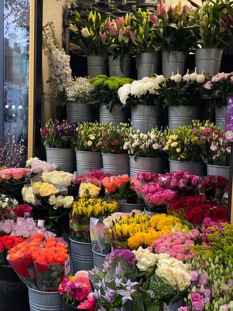 Flower Stall Aesthetic, Flower Boutique Aesthetic, Outdoor Flower Shop, Flower Market Display, Small Flower Shop, Flower Stall, Flower Installation, Flower Shops, Flower Boutique