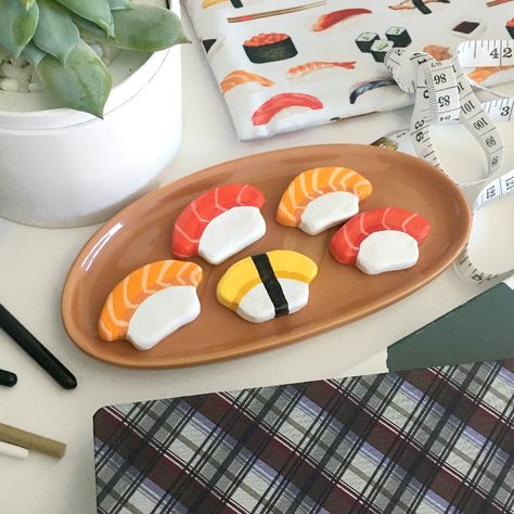 Fimo Magnets, Sushi Clay, Clay Sushi, Clay Diys, Polymer Clay Magnet, Clay Pins, A Lot Of Food, Clay Moulding, Clay Keychain