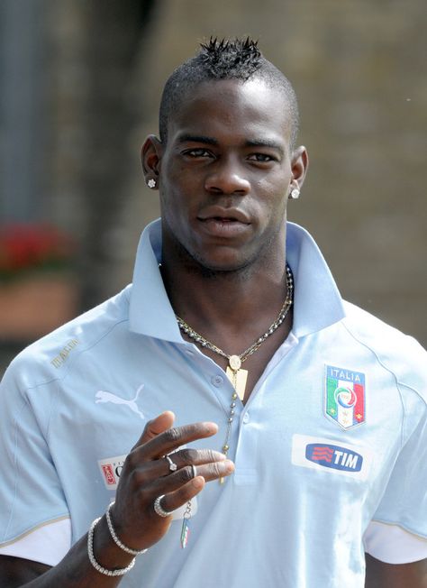 He somehow can make a popped collar look good. | 49 Reasons Italy Is Definitely The Steamiest Team In The World Cup Football 2000s, League Fits, Italian Soccer Team, Football Swag, Football Aesthetic, 2000s Football, Mario Balotelli, Popped Collar, Small Minds