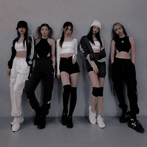 Black And White Dance Outfit, Dance Style Outfits Kpop, Hiphop Dance Outfit, Kpop Dance Practice Outfits, Itzy Dance, Flowy Outfits, Dance Fits, Black And White Costume, Outfit Dance