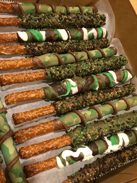 Camo Army Chocolate Dipped Pretzels Camo Party by Eva's Creative Confections, Eva Orlop Camo Birthday Party Ideas, Camouflage Birthday Party, 40th Birthday Party Themes, Hunting Birthday Party, Camo Birthday Party, Army Cake, Camouflage Party, Army Birthday Parties, Camo Party