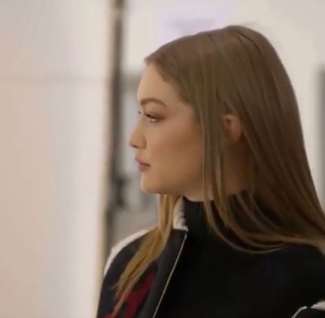 Gigi Hadid Brown Hair, Marques Brownlee, Gigi Hadid, Blonde Girl, Beauty Inspiration, Girly Things, Brown Hair, Healthy Lifestyle, Fashion Beauty