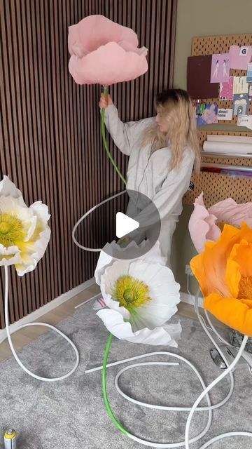 Johanna Schneider on Instagram: "🌸💐💖 #diyflowers #paperflowers #eventdecor #giantflowers" Moving Flowers, Joe Hisaishi, Diy Paper Flowers, Arts And Crafts For Adults, Paper Flower Decor, Flower Arrangements Simple, Fairy Wedding, Tissue Paper Flowers, Classic Home Decor