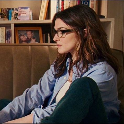 Rachel Weisz in Definitely, Maybe (2008). Rachel Weiss, Definitely Maybe, Librarian Style, Rachel Weisz, Wearing Glasses, Girl Crush, Parisian Style, Actors & Actresses, Beautiful People