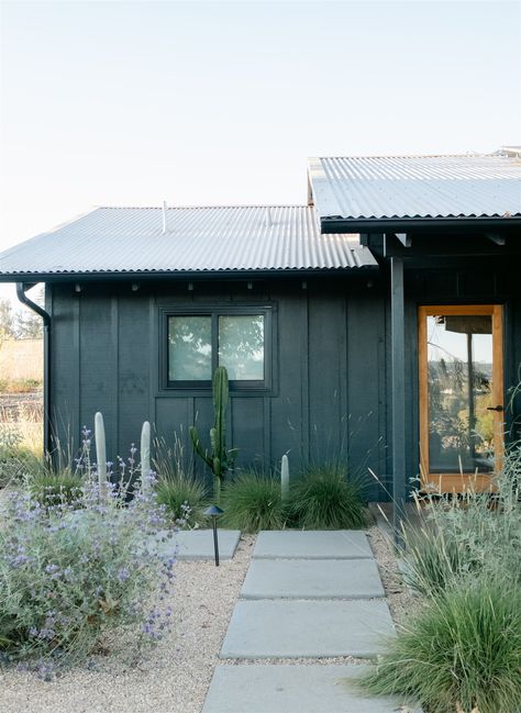 White Roof Black House, Black House With Tin Roof, Black House Roof Colors, Black House With Metal Roof, Black House Tin Roof, Houses With Tin Roofs, Dark Grey Metal Roof, Black House Metal Roof, Black House Silver Metal Roof