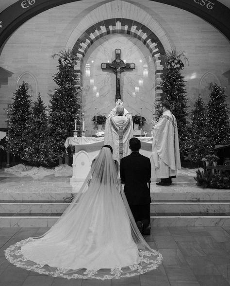 Wedding Ceremony Vision Board, Marriage Asethic, Catholic Wedding Aesthetic, Catholic Wedding Photography, Latina Wedding, Church Wedding Photos, Church Wedding Photography, Catholic Wedding Traditions, Catholic Marriage