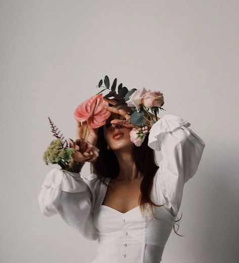 Woman With Flowers, Spring Photoshoot, Flower Photoshoot, Flowers In Her Hair, Creative Photoshoot Ideas, Shotting Photo, Photographie Portrait Inspiration, Self Portrait Photography, Creative Portrait Photography