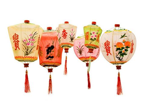 does anyone have a source for these Chinese silk lanterns? thank you! Chinese Lantern Flower Arrangement, Chinese Items, Vintage Chinese Lanterns, Lanterns Chinese, Lantern Lighting, Lantern Painting, Chinese Lantern, Pearl River, Lantern Design