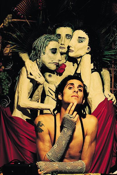 Perry Farrell in front of the amazing album cover art he created for Ritual De Lo Habitual... Perry Ferrell, Perry Farrell, Poster Magazine, We Will Rock You, Alternative Music, Rock Legends, Album Cover Art, Music Fashion, Alternative Rock