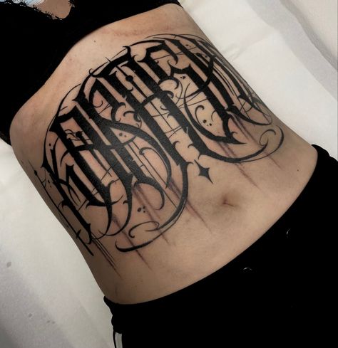 #tattoo #lettering #letters #letteringtattoo #stomachtattoo #bellytattoo #lettas #script #calligraphy #goth #gothtattot #darktattoo #darklettering #blackwork #tattooedwomen Writing On Stomach Tattoo, Stomach Writing Tattoo, Goth Lettering Tattoo, Stomach Script Tattoo, Stomach Lettering Tattoo Women, Gothic Script Tattoo, Tatoo Lettering, Dark Lettering, Stomach Tattoo