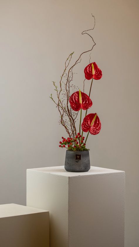 Simple Tropical Flower Arrangements, Japandi Floral Arrangement, Unique Flower Arrangements Modern, Red White Flower Arrangements, Japanese Floral Arrangements, Tropical Ikebana, Cny Flower Arrangement, Kenzan Flower Arrangement, Cny Decoration Ideas