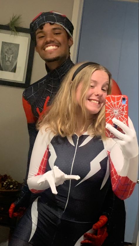 Gwen Stacy Halloween Costume, Spiderman Couple Costume, Halloween Costume Superhero, Super Hero Halloween, Spiderman Couple, Spider Gwen Costume, Miles Morales Costume, Spiderman Halloween Costume, Iconic Halloween Costumes