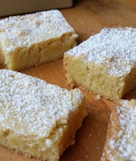 Almond Bars Recipe Simple, Almond Flavored Desserts, Almond Cookie Bars, Almond Bars Recipe, Almond Dessert Recipes, Sweet Slices, Deceptively Delicious, Cake Bars Recipe, Almond Desserts