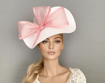 Royal Ascot Outfit, Ascot Outfits, Ascot Horse Racing, Pant Outfits For Women, Hat For Woman, White Fascinator, Kentucky Derby Fascinator, Royal Ascot Hats, Horse Races