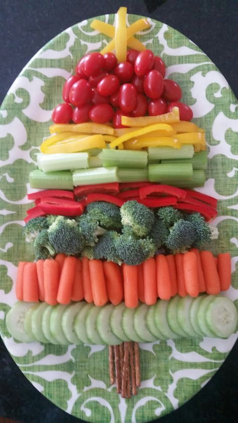 Christmas Veggie Tray Ideas, Christmas Veggies, Holiday Party Food Appetizers, Christmas Veggie, Christmas Veggie Tray, Ornament Chandelier, Christmas Vegetables, Christmas Party Menu, Christmas Potluck