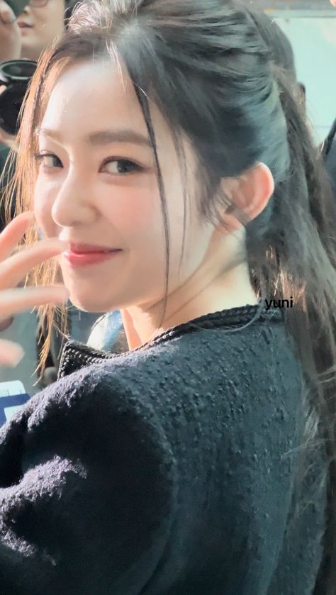 Irene Side Profile, Irene Pretty, Kpop Facts, Rv Irene, Irene Red Velvet, Vogue Covers, Red Velvet Irene, Korean Actress, Red Velvet