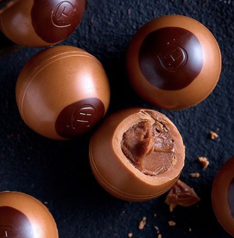 15 unusual chocolate flavours you need to try Gourmet Chocolate Recipes, Homemade Chocolate Bonbons, Dates Chocolate, Chocolate Bonbons Recipe, Milky Chocolate, Filled Chocolates, Bon Bons Recipe, Chocolate Bar Recipe, European Chocolate