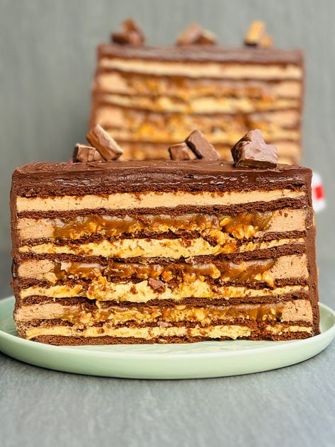 Tort snickers creamy, un tort excep�țional cu mult caramel ciocolată Tort Snikers, Tort Special, Snickers Cake, Cake Hacks, Creative Desserts, Honey Cake, Icebox Cake, Layer Cakes, Tea Sandwiches