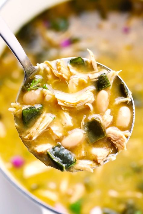 This Poblano White Chicken Chili recipe comes together quickly in less than 30 minutes and is SO flavorful and comforting. Perfect for easy soup dinners and healthy meal prep! | gimmesomeoven.com #chicken #chili #soup #mexican #healthy #glutenfree #mealprep #freezermeal #beans Poblano Recipes, Poblano Soup, Poblano Chili, White Chicken Chili Recipe, White Chili, White Chili Chicken Recipe, Poblano Peppers, Chili Soup, Gimme Some Oven