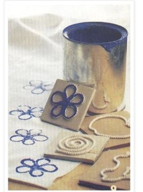 Zelf stempels maken; voorbeelden en tips met kinderen - Mamaliefde.nl Săpunuri Handmade, Craft Clay, Clay Stamps, Handmade Stamps, Ideas Craft, Stamp Printing, Diy Stamp, Stamp Crafts, Fabric Painting