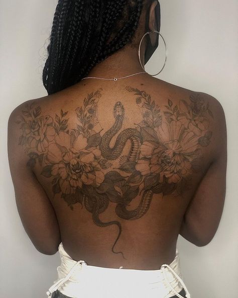 Inked on Twitter: "Beautiful back piece by IG: @anka.tattoo 🐍… " Dr Tattoo, Beautiful Back Tattoos, Dark Skin Tattoo, Tattoo Snake, Hip Thigh Tattoos, Girl Back Tattoos, Black Girls With Tattoos, Spine Tattoos For Women, Geniale Tattoos