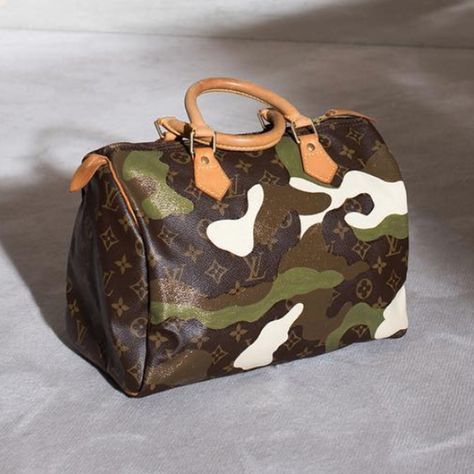 Camo Customised Bag Louis Vuitton Upcycled Handbags, Painting Leather Purse Diy, Painted Louis Vuitton Bag, Camo Bags, Painted Handbag, Custom Purses, Baddie Outfit, Custom Handbags, Upcycled Bag