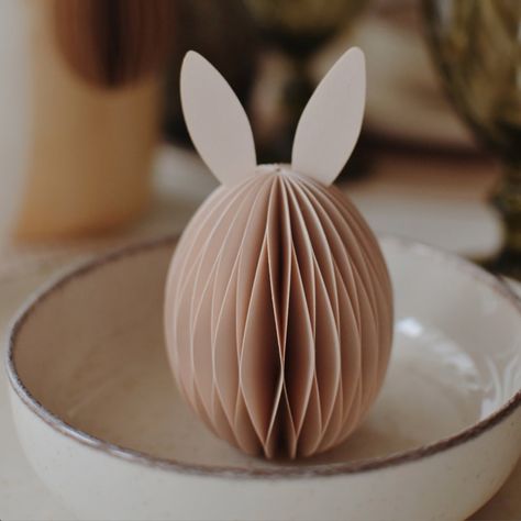 A Good Friday to all. Some beautiful Easter Decor ideas for you to try. Mixing classic combos with some that are a little left of centre. Images via Pinterest. #entertaininginstyle #entertainingideas #entertaining #easter2024 #notjustforkids #easter #Easter2024 #eastereggs #vasestyling #tableware #scandinavianhome #vases #easterdecor #easterdecoration Paper Eggs Diy, Easter Egg Diy Crafts, Paper Eggs For Easter, Handmade Easter Decorations, Cute Easter Decor, Easter Decor Ideas For The Home, Handmade Easter Gifts, Minimalist Easter Decor, Easter Paper Decorations