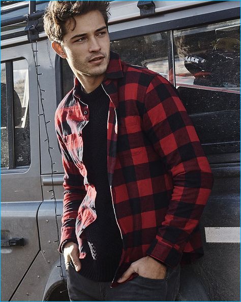 Brazilian model Francisco Lachowski rocks a red and black buffalo check flannel shirt from Express. Francisco Lachowski, Plaid Shirt Men, 가을 패션, Casual Black, Christmas Fashion, Mens Fashion Casual, Red And Black, Male Models, Patagonia