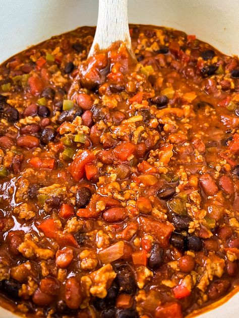 Ground Chicken Chili Chili With Ground Chicken, Ground Chicken Chili Recipe, Ground Chicken Chili, Crockpot Chicken Chili Recipes, Chicken Chili Recipe Easy, Homemade Chili Seasoning, Chicken Chili Crockpot, Pork Chili, Healthy Chili