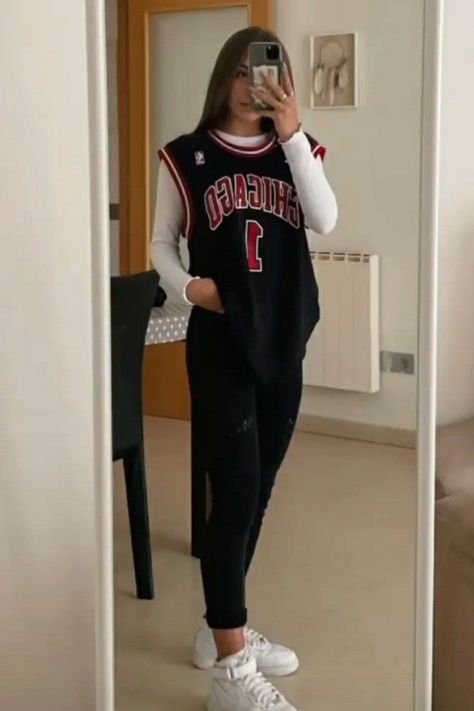 Think it’s impossible to style a basketball jersey in a way that actually looks stylish? There are so many different ways you can wear your jersey and endless outfit ideas for cute looks you can wear to a game. I’ve compiled the best fashion inspo for anyone wondering what to wear to a basketball game right here in this post. You’ll find a ton of insta worthy outfit ideas to fit a wide range of styles, so you’re sure to find the perfect look for you on this list. Tap or click to keep reading! Sporty Outfit Ideas, Basketball Game Outfit Women, Sporty Casual Outfits, Basketball Game Outfit, Looks Adidas, Modele Fitness, Nba Outfit, Jersey Outfit, Tomboy Style Outfits