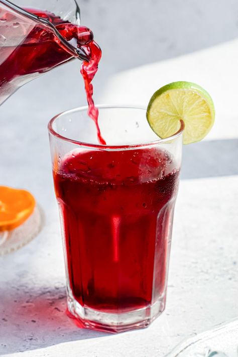 Agua de Jamaica (Hibiscus Iced Tea) Jamaica Drink, Easy Dips To Make, Hibiscus Iced Tea, Hibiscus Water, Summer Drinks Alcohol Recipes, Spinach Dip Easy, Jamaica Food, Dried Hibiscus Flowers, Summer Drinks Alcohol