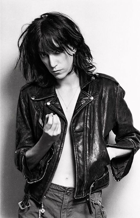 There are people who are so talented they can do whatever they want. One of these characters is Patti Smith, a woman that had no life expectations and that Patti Smith Style Fashion, Patti Smith Haircut, Patti Smith Portrait, Patti Smith Art, Patti Smith Style, Patti Smith Poetry, Patti Smith Robert Mapplethorpe, Insta Wallpaper, Punk Magazine