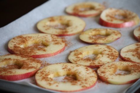 Apple slices sprinkled with cinnamon x 275 degrees x 2 hours (flip over half way) Great healthy snack! Homemade Apple Chips, Baked Apple Chips, Chip Recipes, Apple Chips Baked, Fruit Trays, Apples Cinnamon, Apple Chips, Baked Apple, Cinnamon Apple