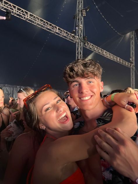 Festival Pictures Ideas Boyfriend, Couple Poses Festival, Couple Concert Aesthetic, Rave Couple Pictures, Festival Couple Pictures, Concert Couple Pictures, Music Festival Couple, Couple Concert Pictures, Couple Festival Outfits