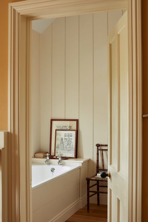 Vacation at Rita Konig's Charming English Farmhouse - Katie Considers Rita Konig, English Farmhouse, Interior Simple, English Interior, Decor Studio, Cottage Bathroom, Decor Ikea, Pretty Bedroom, English Country House