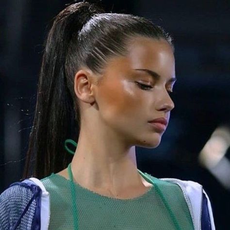 Adriana Lima Adriana Lima Wet Hair, Adriana La Cerva Hair, Adriana Lima Hairstyle, Adriana Lima Braids, Adriana Lima Bangs, Adriana Lima Ponytail, Model Profile Picture, Adriana Lima No Makeup, Adriana Lima Side Profile