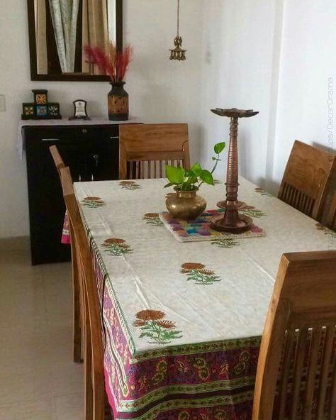 Dinner Table Decorations For Home, Vintage Home Exterior, Dining Table Decor Indian Home, Indian Dining Room Decor, Vintage Furniture Living Room, Indian Dining Room, Indian Dining Table, Chettinad House, Dinner Setup