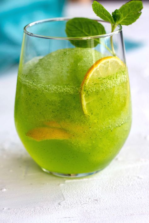 Vanilla Pudding Desserts, Lemon Slush, Pakistani Desserts, Mint Drink, Hot Drinks Recipes, Mint Lemonade, Refreshing Summer Drinks, Lemon Mint, Pakistani Food