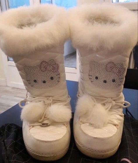 Hello Kitty Boots, Hello Kitty Outfit, Hello Kitty Shoes, Kitty Clothes, Charmmy Kitty, Hello Kitty Clothes, Dr Shoes, Hello Kitty Aesthetic, White Snow