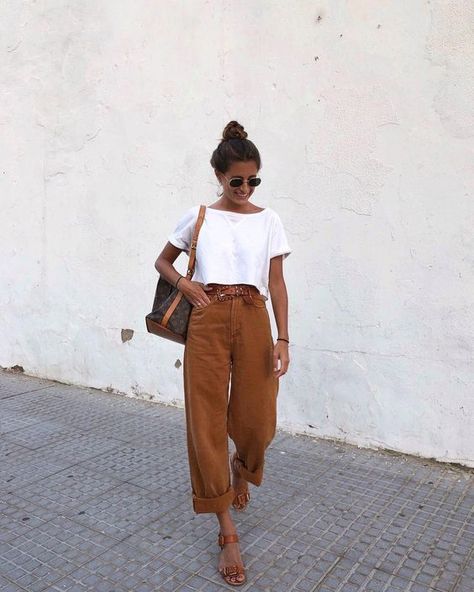 spring summer 2019 outfit ideas. women simple casual outfit inspiration. simple white tee and hair bun outfits for women. Simple Spring Outfits, Simple Casual Outfits, Model Pose, Casual Outfit Inspiration, Street Style Trends, Mode Inspo, 가을 패션, Fashion Mode, Mode Inspiration