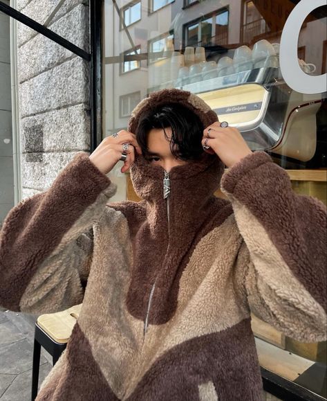 Brown Winter Outfit Men, Fashion Photo Ideas, Winter Aesthetic Outfit, Styling Aesthetic, Fleece Streetwear, Fleece Jacket Outfit, Streetwear Fashion Aesthetic, Photo Ideas Aesthetic, Aesthetic Photo Ideas