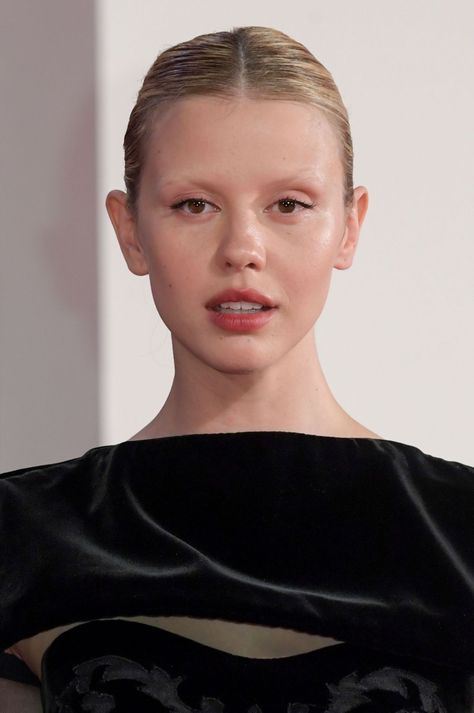 mia goth Venice Film Festival 2022, Mia Goth, Makeup For Blondes, Fall Makeup Looks, Festival 2022, Venice Film Festival, Goth Makeup, Mia 3, Female Actresses